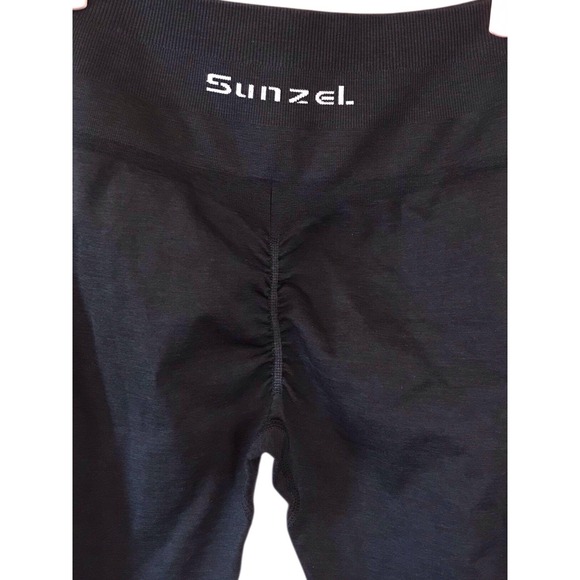 NWOT Sunzel Sunzfly Invisible Butt Scrunch Workout Leggings Cropped Black Size M - Picture 2 of 4